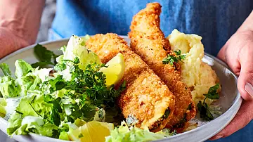 Knusprige Zucchini-Schnitzel zu Endiviensalat Rezept - Foto: LECKER @ Bauer Media Group Knusprige Zucchini-Schnitzel zu Endiviensalat Rezept - Foto: LECKER @ Bauer Media Group