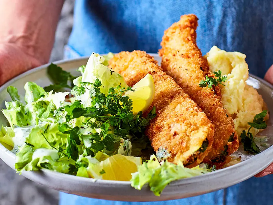 Knusprige Zucchini-Schnitzel zu Endiviensalat Rezept Knusprige Zucchini-Schnitzel zu Endiviensalat Rezept