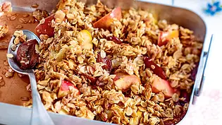 Knuspriger Crumble mit Äpfeln und Zwetschen Rezept - Foto: LECKER @ Bauer Media Group Knuspriger Crumble mit Äpfeln und Zwetschen Rezept - Foto: LECKER @ Bauer Media Group