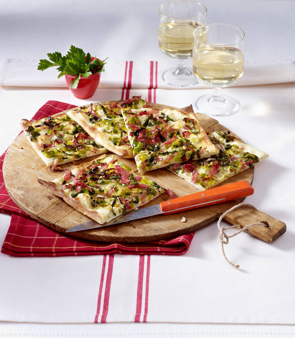 Knuspriger Flammkuchen mit Lauch & Schinken Rezept