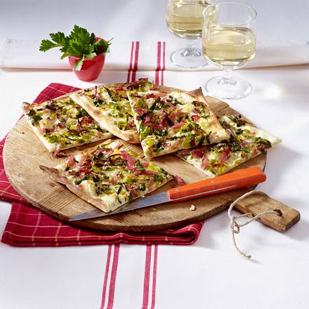 Knuspriger Flammkuchen mit Lauch & Schinken Rezept Knuspriger Flammkuchen mit Lauch & Schinken Rezept