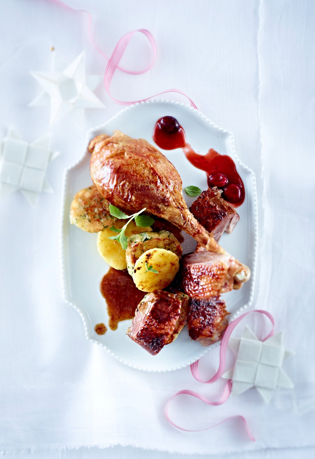 Knuspriger Gänsebraten mit Knödel und Kloss und zweierlei Soßen Rezept