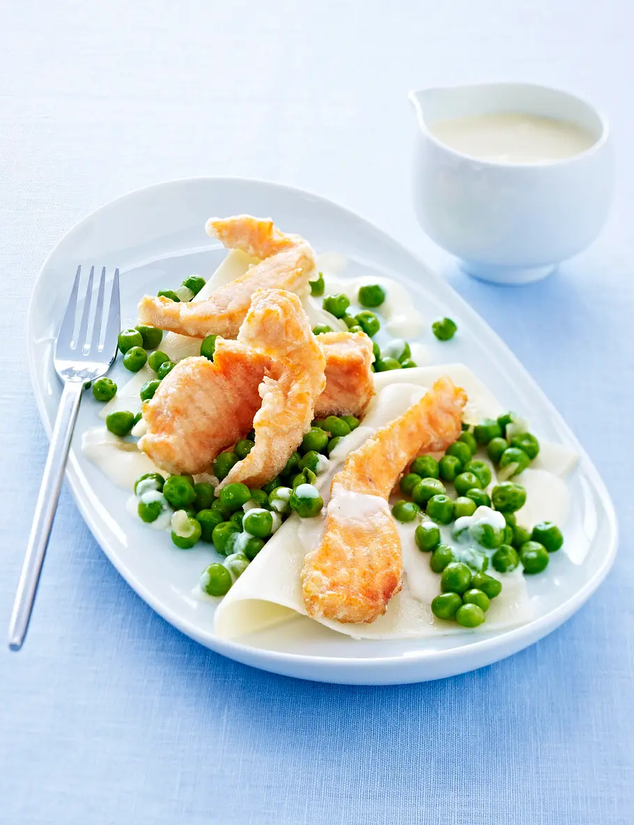 Knuspriger Lachs im Tempurateig auf Lasagneplatten mit Limettensoße und Erbsen Rezept Knuspriger Lachs im Tempurateig auf Lasagneplatten mit Limettensoße und Erbsen Rezept