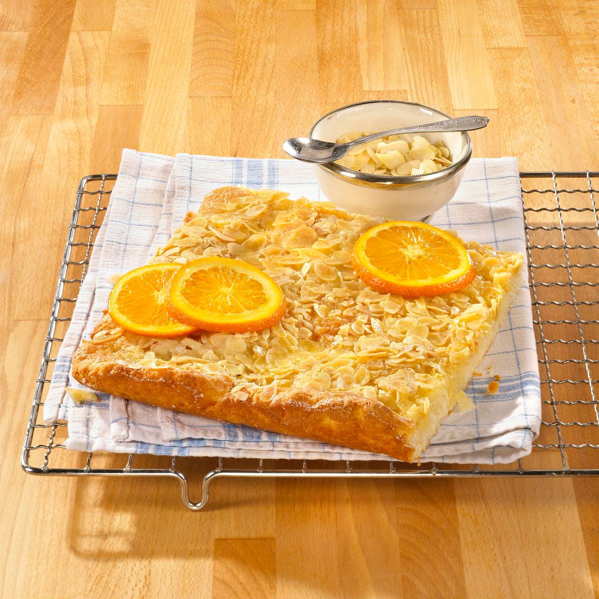 Knuspriger Mandelkuchen mit Sahneguss Rezept