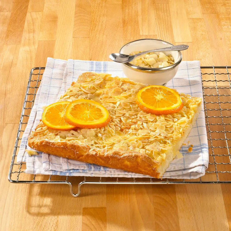 Knuspriger Mandelkuchen mit Sahneguss Rezept Knuspriger Mandelkuchen mit Sahneguss Rezept