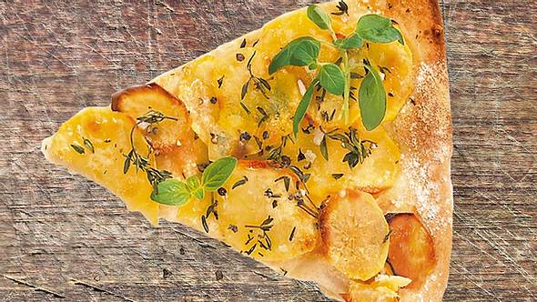 Knuspriger Pizzateig mit Tomatensugo, Kartoffeln & Thymian Rezept - Foto: House of Food / Bauer Food Experts KG