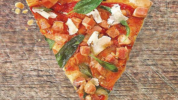 Knuspriger Pizzateig mit Tomatensugo, Speck & Salbei Rezept - Foto: House of Food / Bauer Food Experts KG