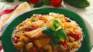 Knuspriger Rotbarsch auf Gurkengemüse Rezept - Foto: LECKER @ Bauer Media Group