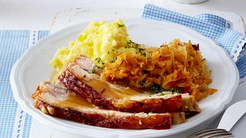Knuspriger Schweinebauch (in Milch geschmort) mit Apfelsauerkraut Rezept - Foto: House of Food / Bauer Food Experts KG