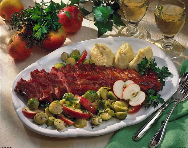 Knuspriger Schweinerippenbraten mit Rosenkohl-Apfel-Beilage und Kartoffelpüree Rezept Knuspriger Schweinerippenbraten mit Rosenkohl-Apfel-Beilage und Kartoffelpüree Rezept