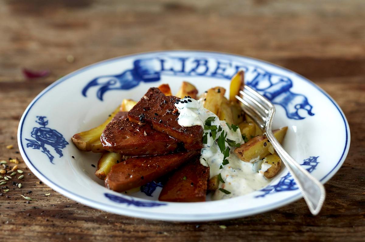 Knuspriger Seitan mit Kümmelkartoffeln und Minz-Joghurt-Dip Rezept