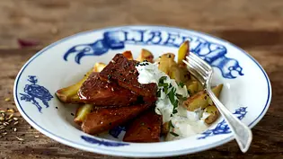 Knuspriger Seitan mit Kümmelkartoffeln und Minz-Joghurt-Dip Rezept - Foto: LECKER @ Bauer Media Group