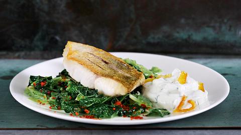Knuspriger Zander auf pikantem Orangen-Wirsing Rezept - Foto: Fucke, Johannes