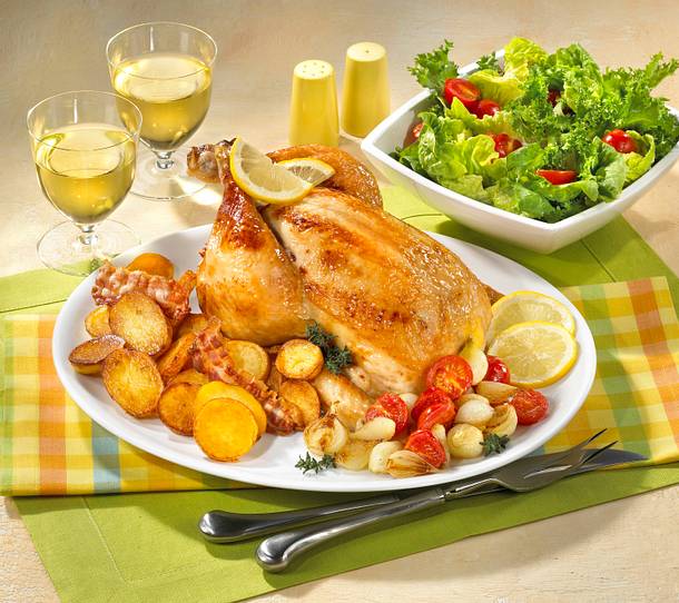 Knuspriges Brathähnchen mit Röstkartoffeln und Salat Rezept Knuspriges Brathähnchen mit Röstkartoffeln und Salat Rezept