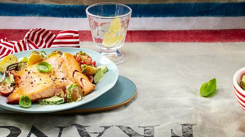 Knuspriges Lachsfilet mit Pesto-Kartoffelsalat Rezept - Foto: House of Food / Bauer Food Experts KG