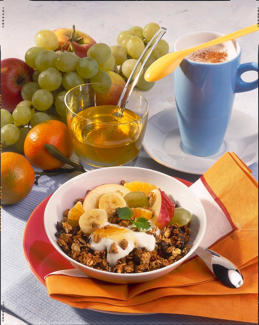 Knuspriges Müsli mit Honig-Quark Rezept