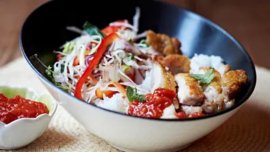 Knuspriges Ofenhuhn mit Tomaten-Chili-Marmelade Rezept - Foto: LECKER @ Bauer Media Group