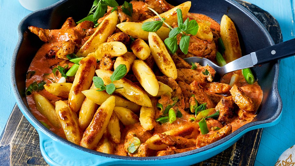 Kochen für Kinder geht auch einfach: In einer Pfanne servierte Schupfnudeln mit Gyros und Soße. - Foto: House of Food / Bauer Food Experts KG