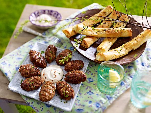 Köfte mit Tahina & Feta-Filoröllchen Rezept Köfte mit Tahina & Feta-Filoröllchen Rezept