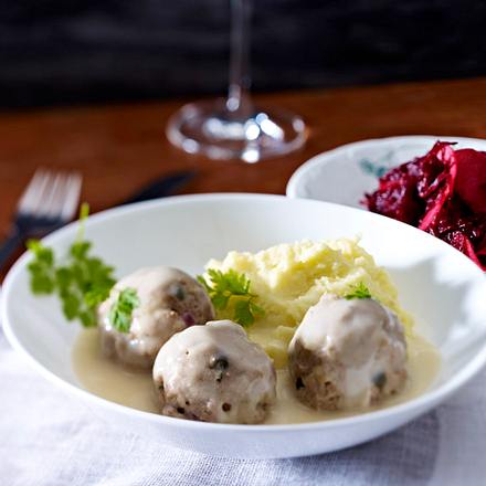 Königsberger Klopse, Kartoffelpüree und Apfe-Rote-Bete-Salat Rezept