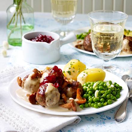 Köttbullar mit Preiselbeeren und Pfifferlingssoße Rezept Köttbullar mit Preiselbeeren und Pfifferlingssoße Rezept