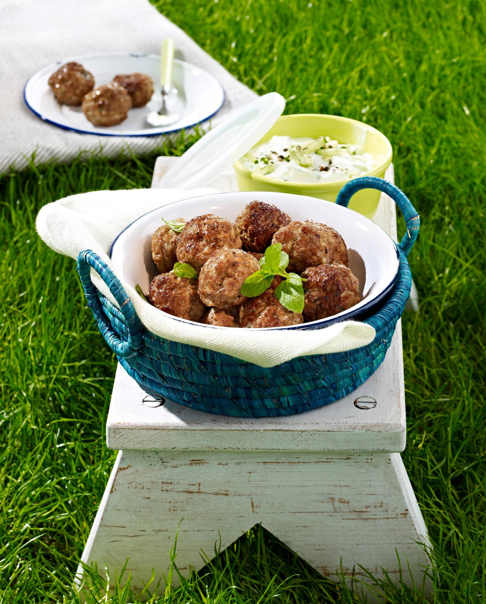 Koftas (ägyptische Hackbällchen) mit Joghurt-Dip Rezept | LECKER