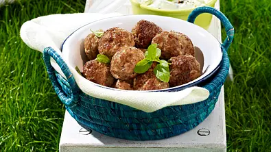 Koftas (ägyptische Hackbällchen) mit Joghurt-Dip Rezept - Foto: LECKER @ Bauer Media Group