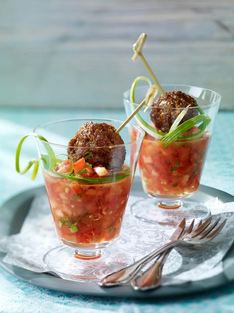 Köfte auf Tomaten-Salsa Rezept Köfte auf Tomaten-Salsa Rezept