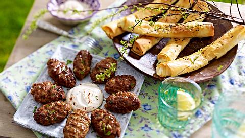 Köfte mit Tahina & Feta-Filoröllchen Rezept - Foto: House of Food / Bauer Food Experts KG