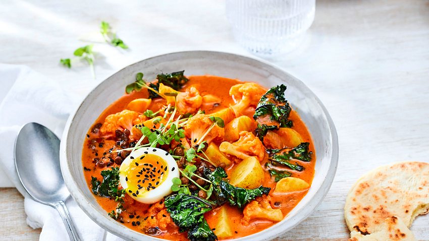 Kohl-Curry mit pikanter Tomaten-Kokos-Soße Rezept - Foto: House of Food / Bauer Food Experts KG