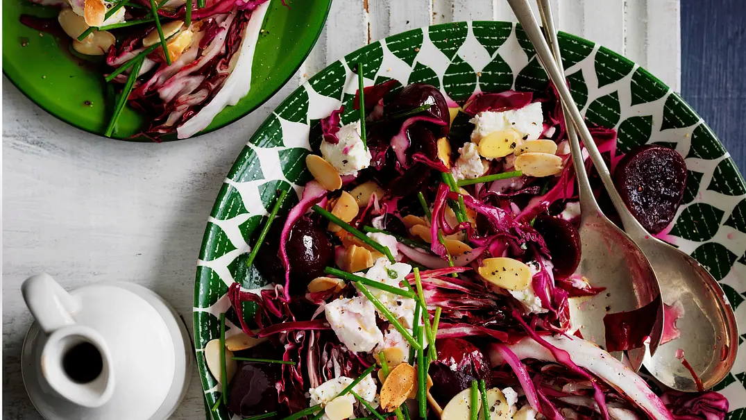 Kohl-&-the-Gang-Salat an Ziegenkäse und Mandelblättchen Rezept - Foto: LECKER @ Bauer Media Group Kohl-&-the-Gang-Salat an Ziegenkäse und Mandelblättchen Rezept - Foto: LECKER @ Bauer Media Group