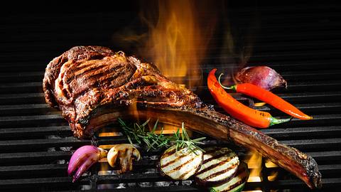 Rauchiges Aroma dank Holzkohlegrill - Foto: iStock