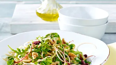 Kohlrabi-Apfel-Salat mit Cranberries Rezept - Foto: LECKER @ Bauer Media Group