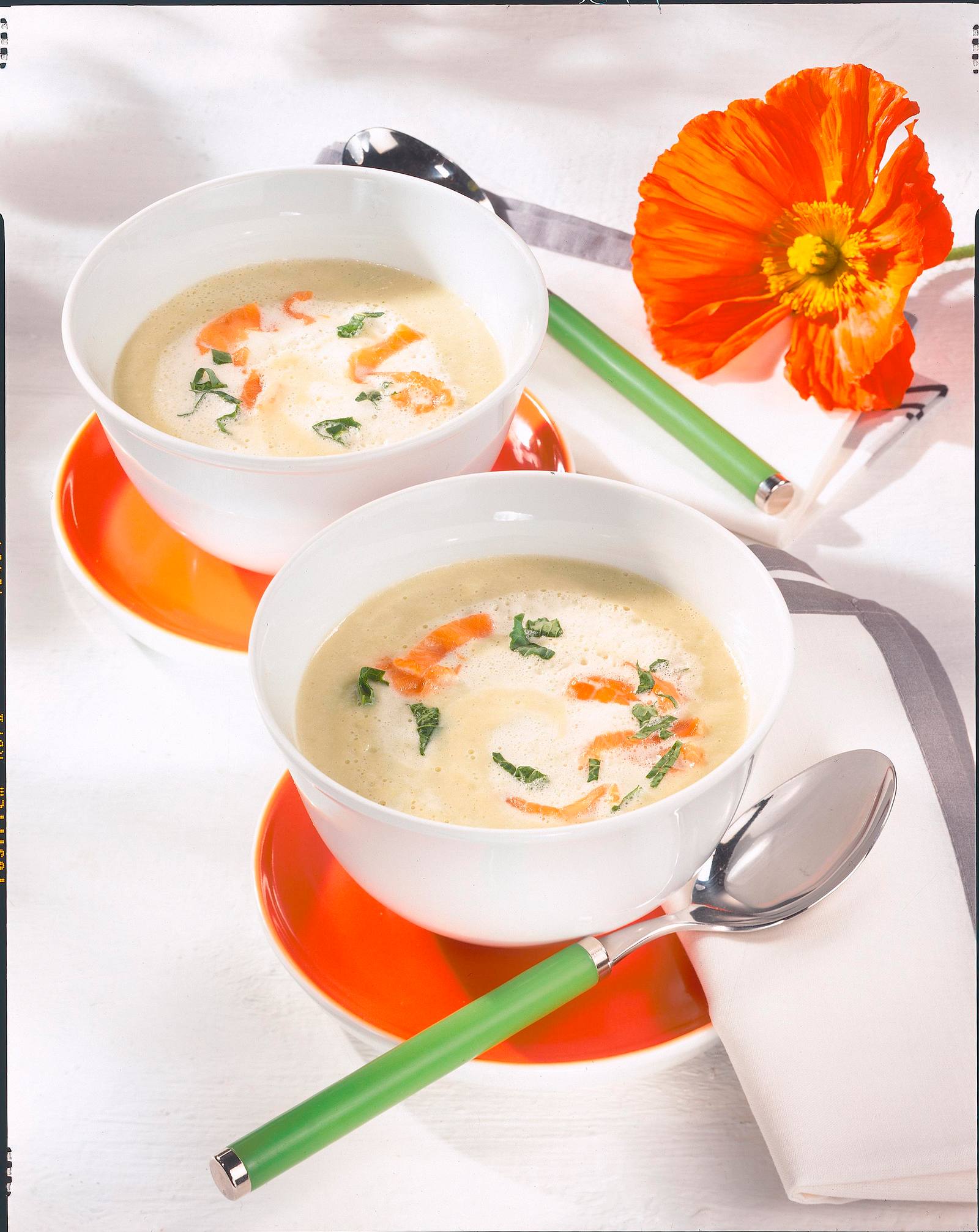 Kohlrabi-Creme-Suppe mit Räucherlachs Rezept | LECKER