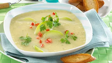 Kohlrabi-Cremesuppe Rezept - Foto: LECKER @ Bauer Media Group