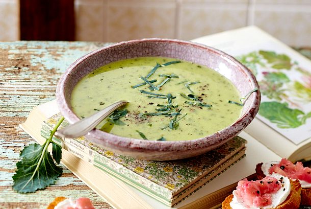Kohlrabi-Cremesuppe mit Rhabarber-Ziegenkäse-Crostini Rezept Kohlrabi-Cremesuppe mit Rhabarber-Ziegenkäse-Crostini Rezept