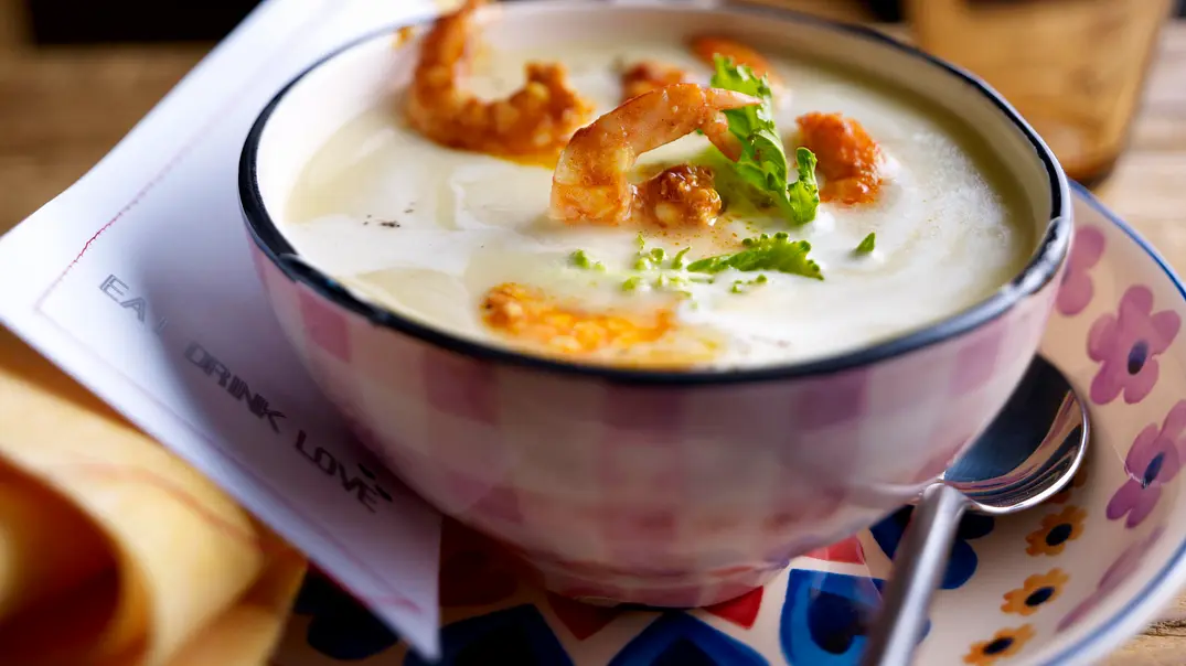 Kohlrabi-Cremesuppe mit Teufelsgarnelen Rezept - Foto: LECKER @ Bauer Media Group Kohlrabi-Cremesuppe mit Teufelsgarnelen Rezept - Foto: LECKER @ Bauer Media Group