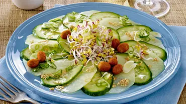Kohlrabi-Gurken-Carpaccio Rezept - Foto: LECKER @ Bauer Media Group Kohlrabi-Gurken-Carpaccio Rezept - Foto: LECKER @ Bauer Media Group