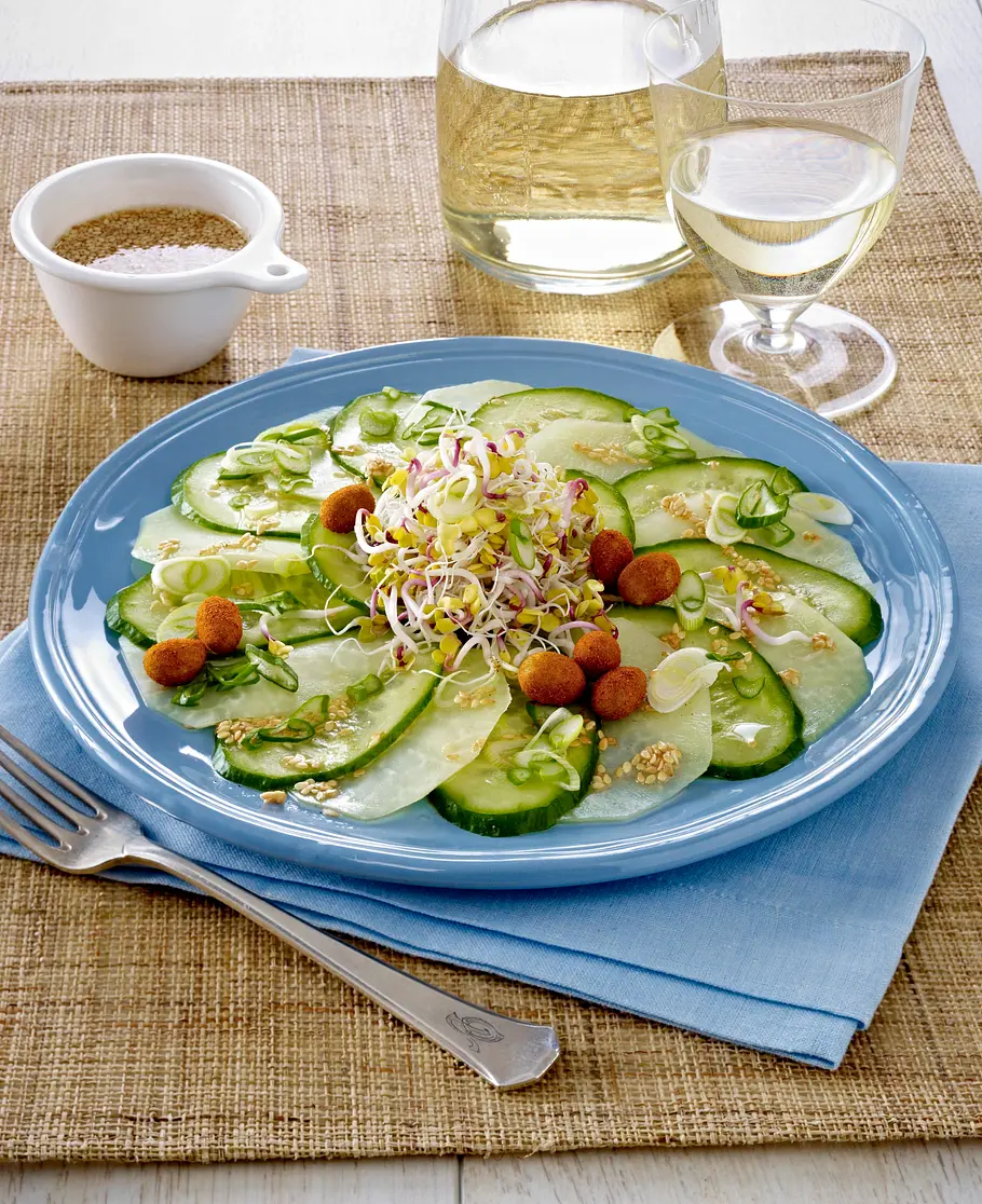 Kohlrabi-Gurken-Carpaccio mit Sprossen, Paprikanüssen und Sesam-Vinaigrette Rezept Kohlrabi-Gurken-Carpaccio Rezept