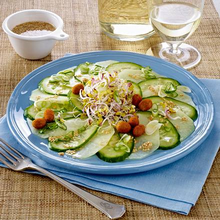 Kohlrabi-Gurken-Carpaccio mit Sprossen, Paprikanüssen und Sesam-Vinaigrette Rezept Kohlrabi-Gurken-Carpaccio mit Sprossen, Paprikanüssen und Sesam-Vinaigrette Rezept
