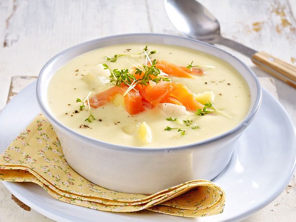 Kohlrabi-Kartoffelsuppe mit Räucherlachs und Kresse Rezept