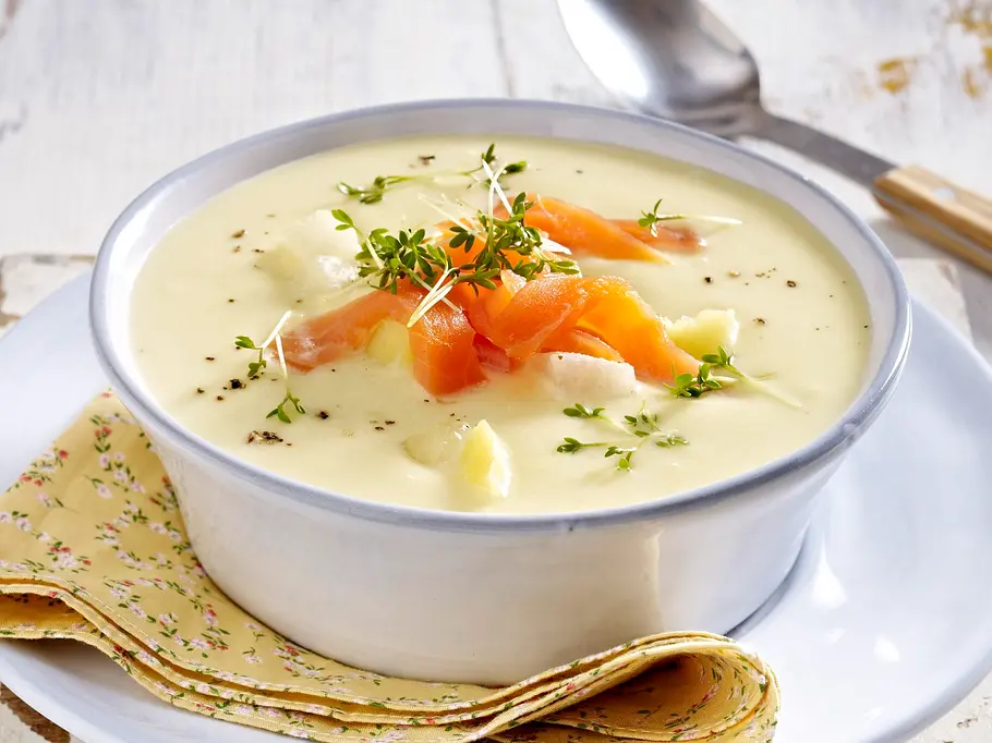 Kohlrabi-Kartoffelsuppe mit Räucherlachs und Kresse Rezept