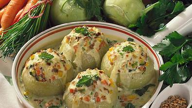 Kohlrabi mit Gemüse-Getreidefüllung und Frischkäse Rezept - Foto: LECKER @ Bauer Media Group