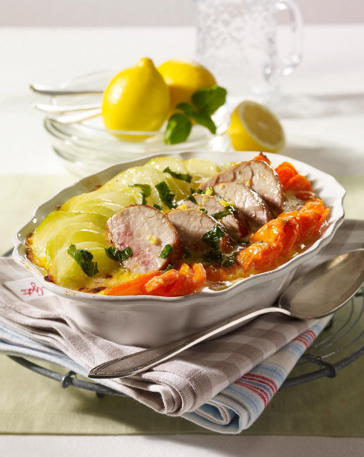 Kohlrabi-Möhren-Gratin mit Schweinefilet und Basilikum-Zitronen-Butter Rezept