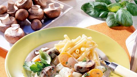 Kohlrabi-Möhren-Ragout zu Nudeln Rezept - Foto: House of Food / Bauer Food Experts KG
