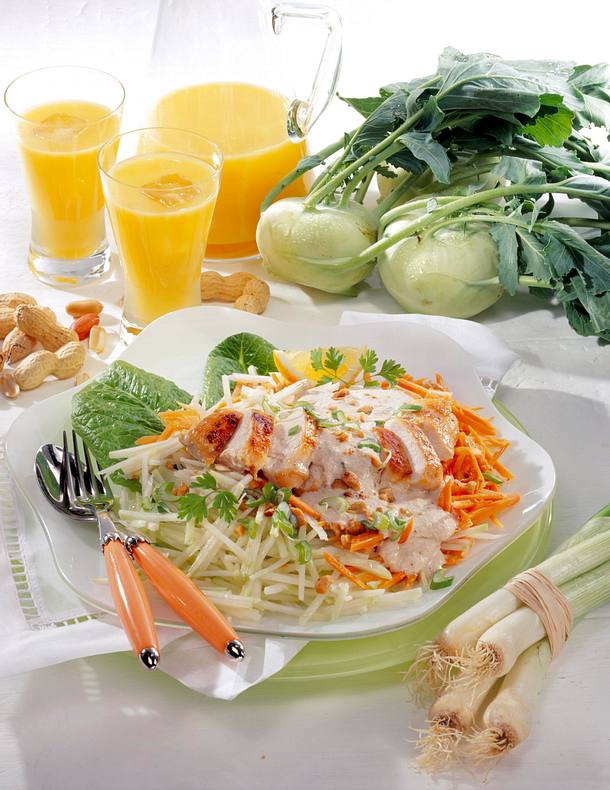Kohlrabi-Rohkost mit Erdnuss-Soße Rezept | LECKER