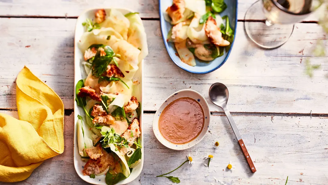 Kohlrabi-Salat-Date mit reizvollem Miso-Dressing Rezept - Foto: LECKER @ Bauer Media Group Kohlrabi-Salat-Date mit reizvollem Miso-Dressing Rezept - Foto: LECKER @ Bauer Media Group