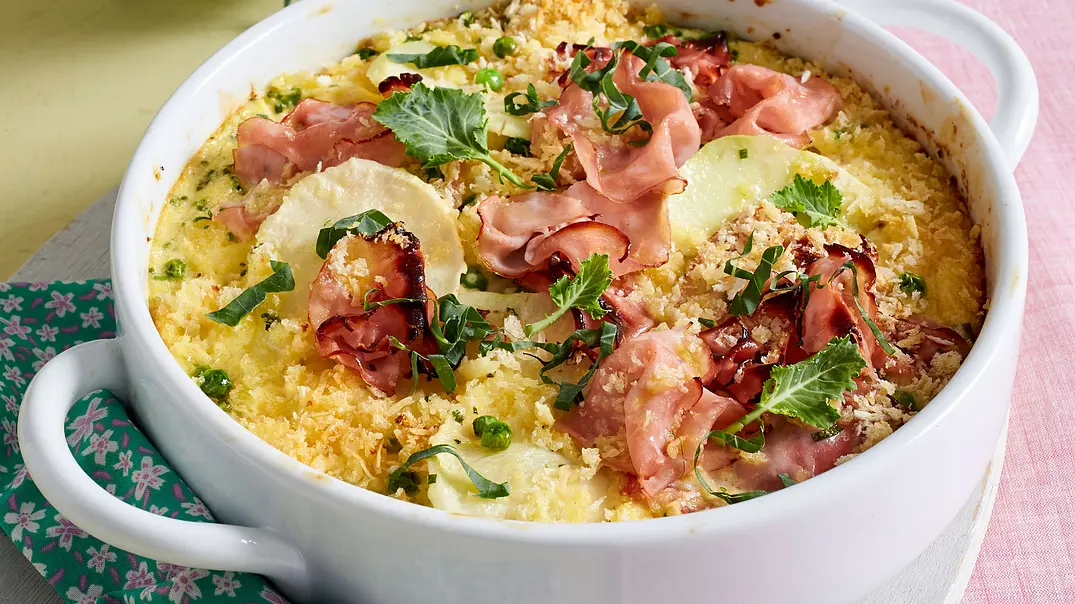 Kohlrabi-Schinken-Gratin mit Erbsen Rezept - Foto: LECKER @ Bauer Media Group Kohlrabi-Schinken-Gratin mit Erbsen Rezept - Foto: LECKER @ Bauer Media Group