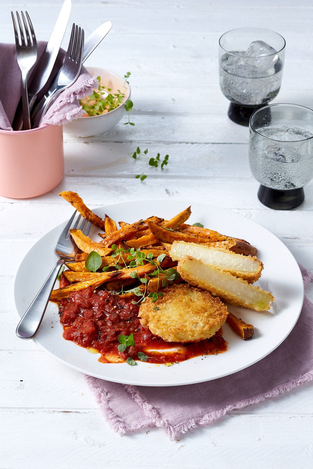 Kohlrabi-Schnitzel mit Süßkartoffelpommes und Tomatensoße Rezept