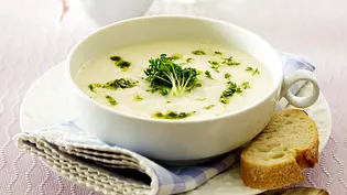 Kohlrabi-Suppe mit Kresse und Kräuterpesto Rezept - Foto: LECKER @ Bauer Media Group Kohlrabi-Suppe mit Kresse und Kräuterpesto Rezept - Foto: LECKER @ Bauer Media Group
